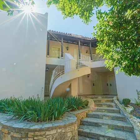 Alexander The Great & מלון